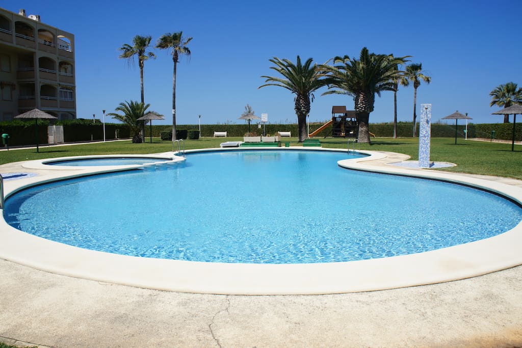 Piscina parque juegos para niños