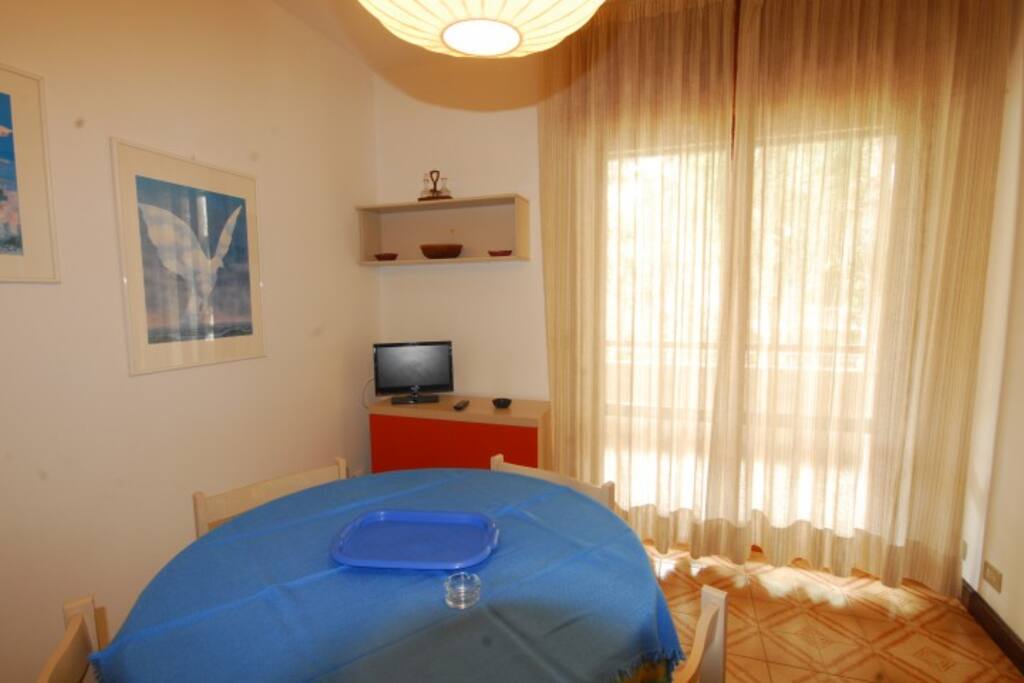 Soggiorno con divano letto | Living room with sofa bed