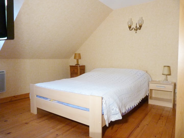 غرفة نوم رئيسية بسرير مزدوج (140 سم)