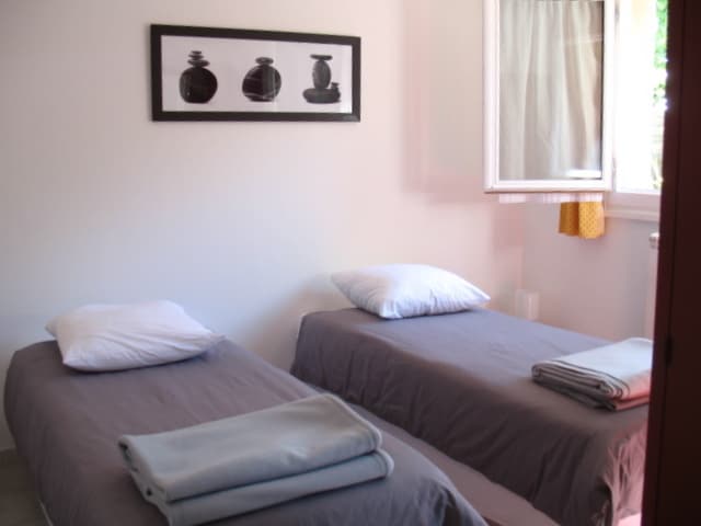 يشكل هذان السريران القريبان سريرًا مزدوجًا 160. 