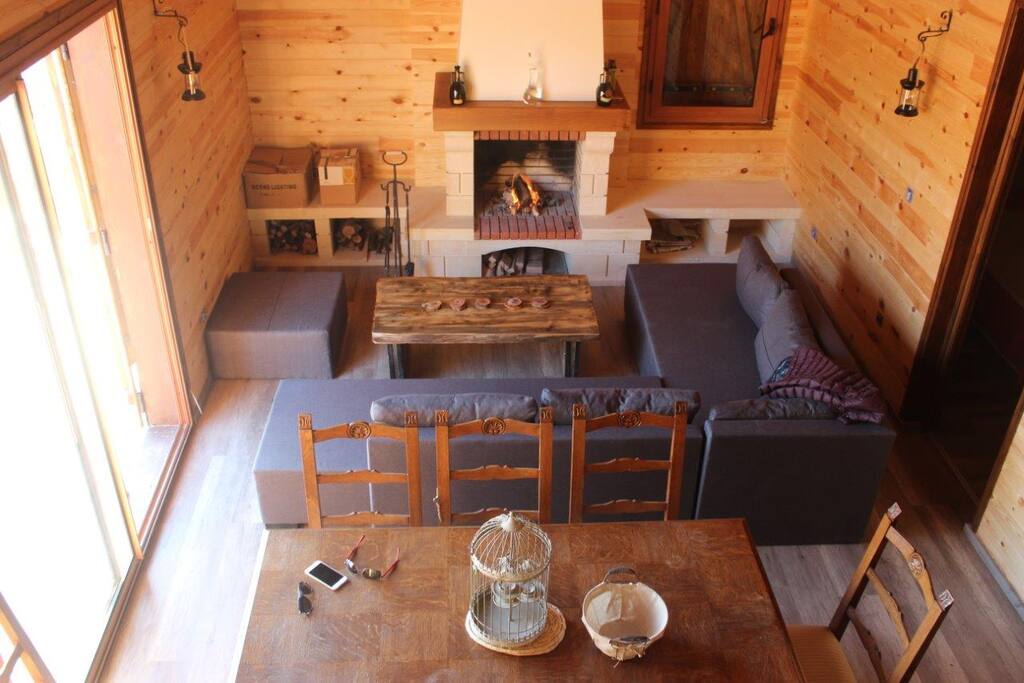Salon SAM et une très belle cheminée à foyer ouvert