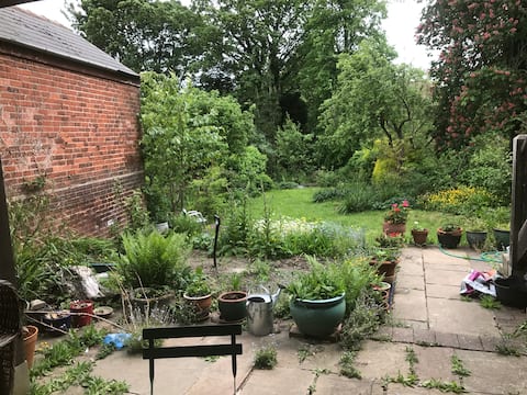 The Studio, Nether Edge