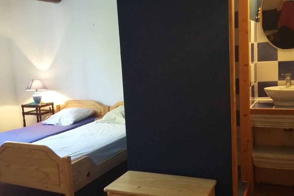 Chambre avec 2 lits simples et salle de bain