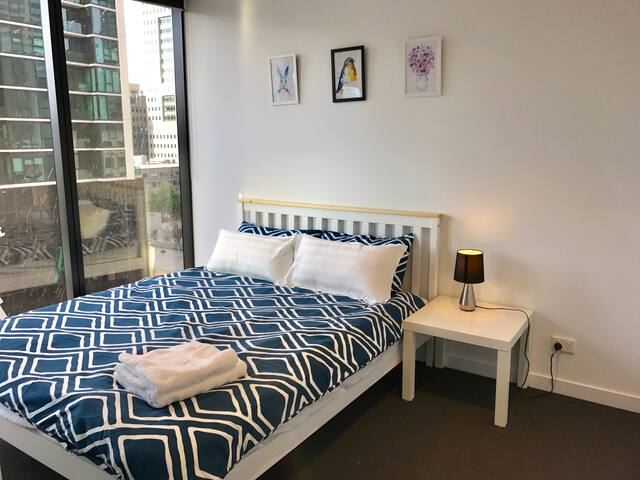 CBD Sunlight 2br apt 3 large bed sleep 6 +parking