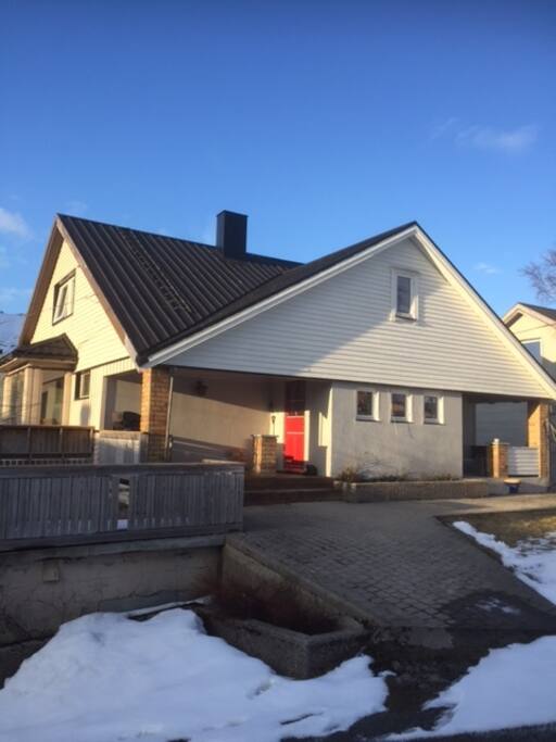 Solrik hage og terrasse med hagemøbler.