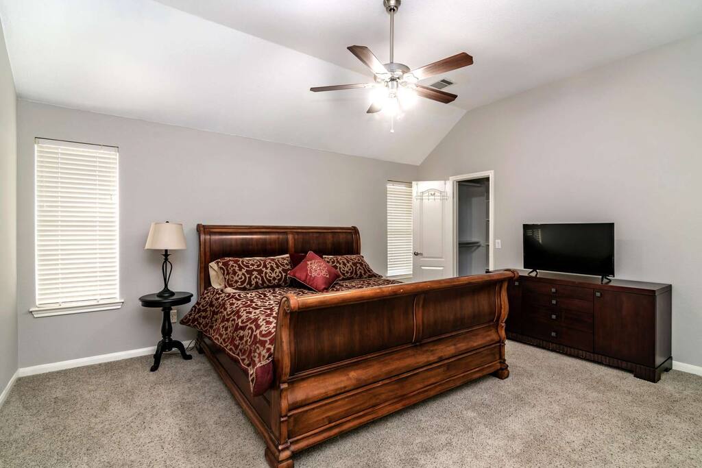 High ceilings, walk in closet, flat screen TV - the works!