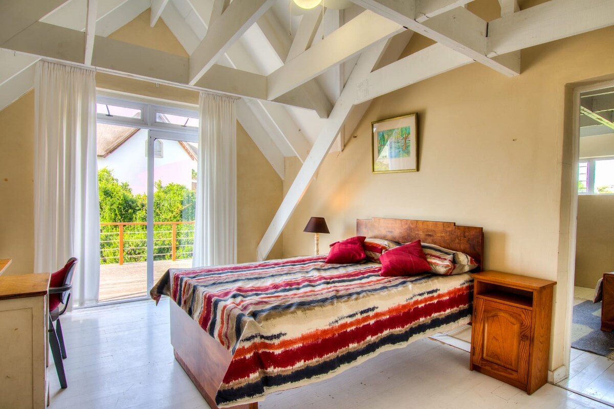 חדר השינה הראשי למעלה מוביל למרפסת העליונה ולערסל.