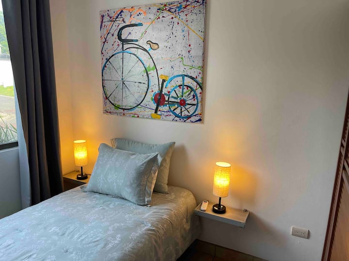 Cama doble tamaño, mesita de noche con protectores de esquina, lámparas regulables con 110 V, conectores USB y USB-C para tu comodidad de carga. Armario empotrado con perchas. Almohadas y manta adicionales dentro del armario. Aire acondicionado y ventilador de techo.