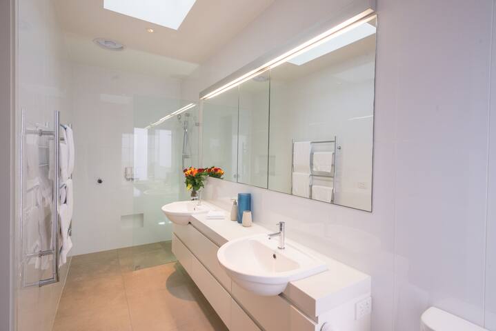 601Luxury – 2min Nth Melb – 10min QVM – Close CBD gallery image 5