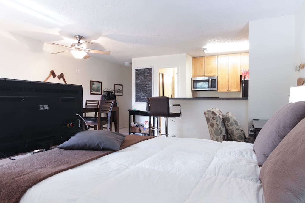 Queen bed. 50" TV, dining table that seats 5, eat-in kitchen that seats 2.