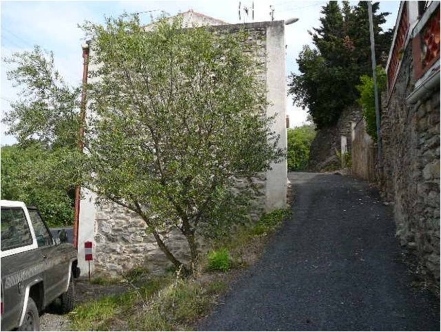 Entrée par petite rue seulement 5 voisins