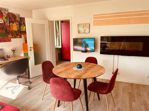 king bed Studio 0.5h to city centre free parking