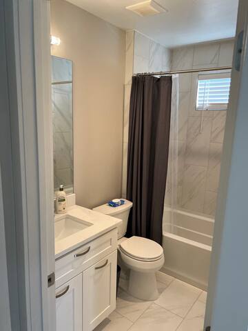 Upscale Modern 3BD Townhouse – Walk to Stadium gallery image 4