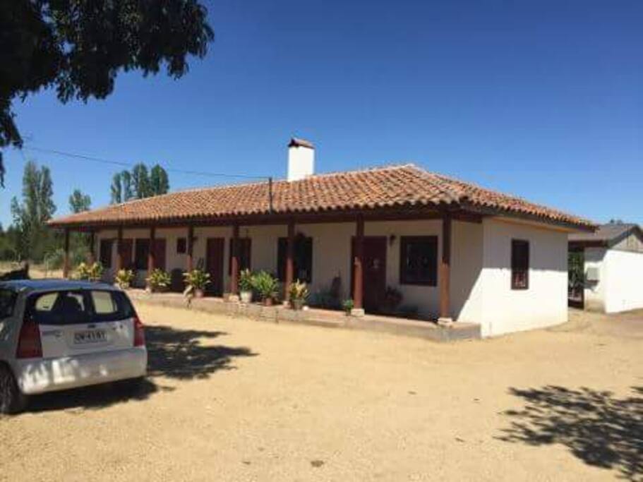 Hay abundante estacionamiento dentro de la propiedad.