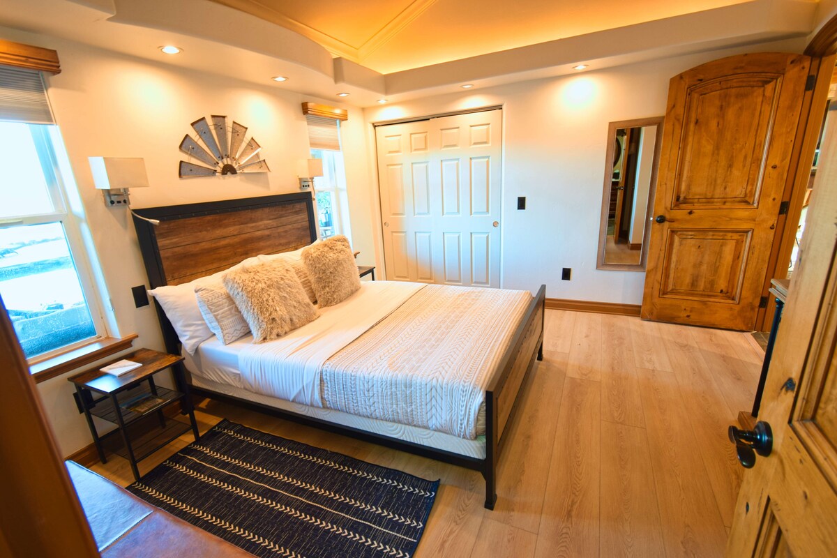 Აუზისპირა სტუმრებისთვის განკუთვნილი ოთახი ორადგილიანი საწოლით, ცალკე სააბაზანოთი და ტელევიზორით