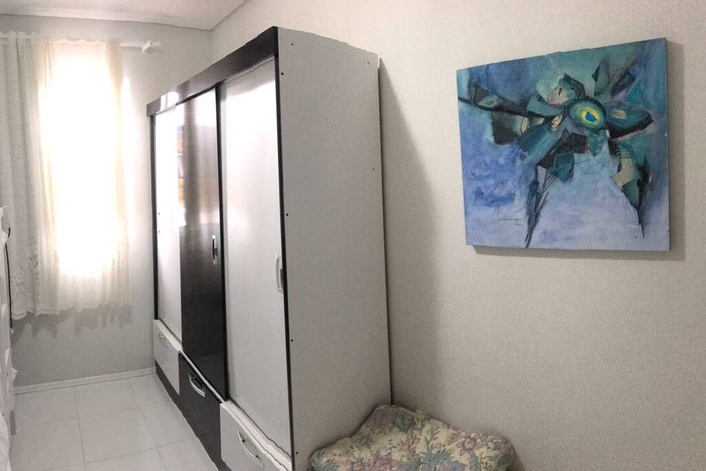 Quarto com beliche e armário