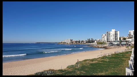 Beach apartment, 200m to Cronulla beach & shops