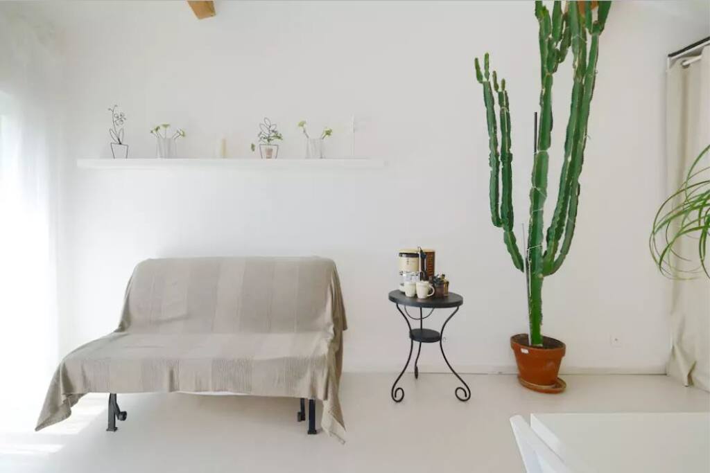 Le salon vu de la chambre
