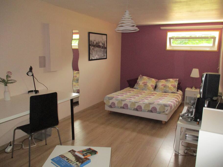 chambre de 16 m2, lit double avec bureau