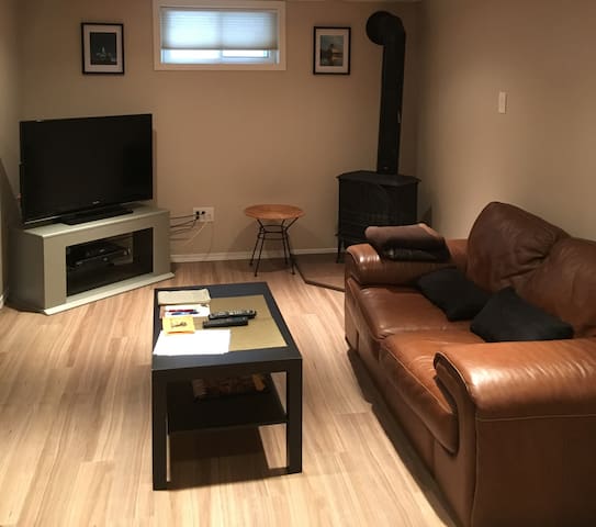 Cozy Private Suite & Private Bathroom- South Wpg