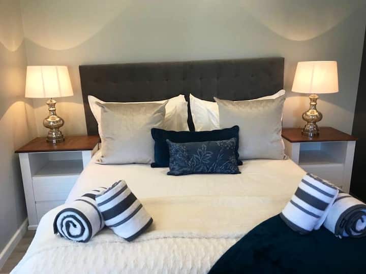 Priestor s otvorenou spálňou a manželskou posteľou