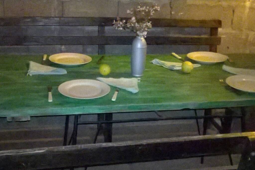 Se puede comer bajo un techado contemplando la naturaleza.. Una hermosa vista, los dias de lluvia.. Es un paraíso!