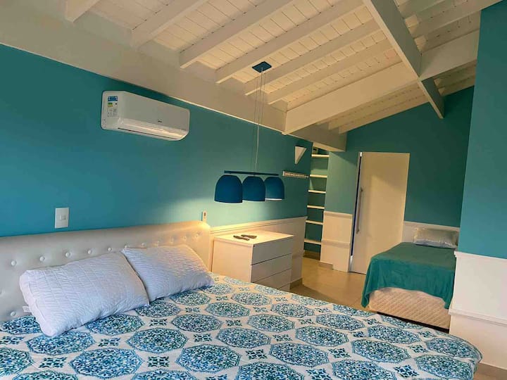 חדר שינה גדול ומרווח עם מזרן קינג סייז נוח של מעיינות כיס. איכות נהדרת! החדר הזה מכיל מיטת יחיד נוספת עם מיטת עזר ו - SMARTV בגודל 32אינץ '.