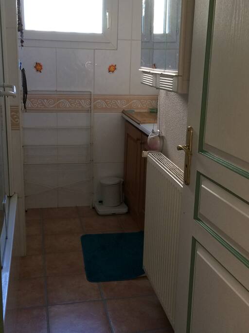 salle de bain avec baignoire