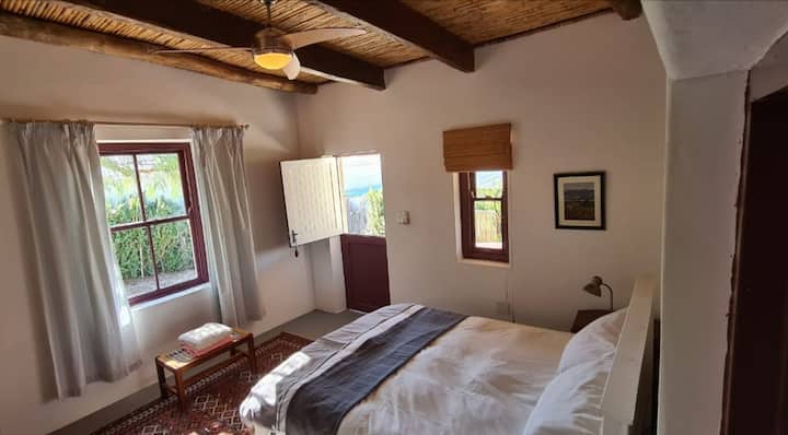 Chumba kikuu cha kulala, kitanda cha upana wa futi tano 