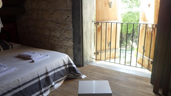 Spavaća soba 2 kupaonice s WC-om i pogledom na južni objekt