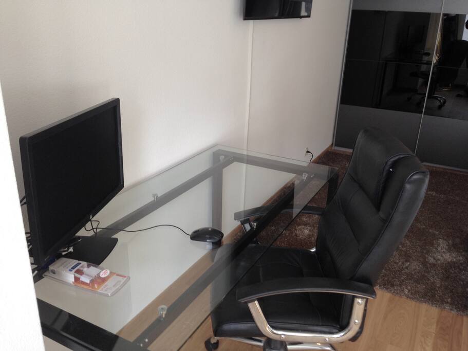 Bürotisch / Desk & Bildschirm / Screen HDMI / DP / VGA / DVI kabel / cable
