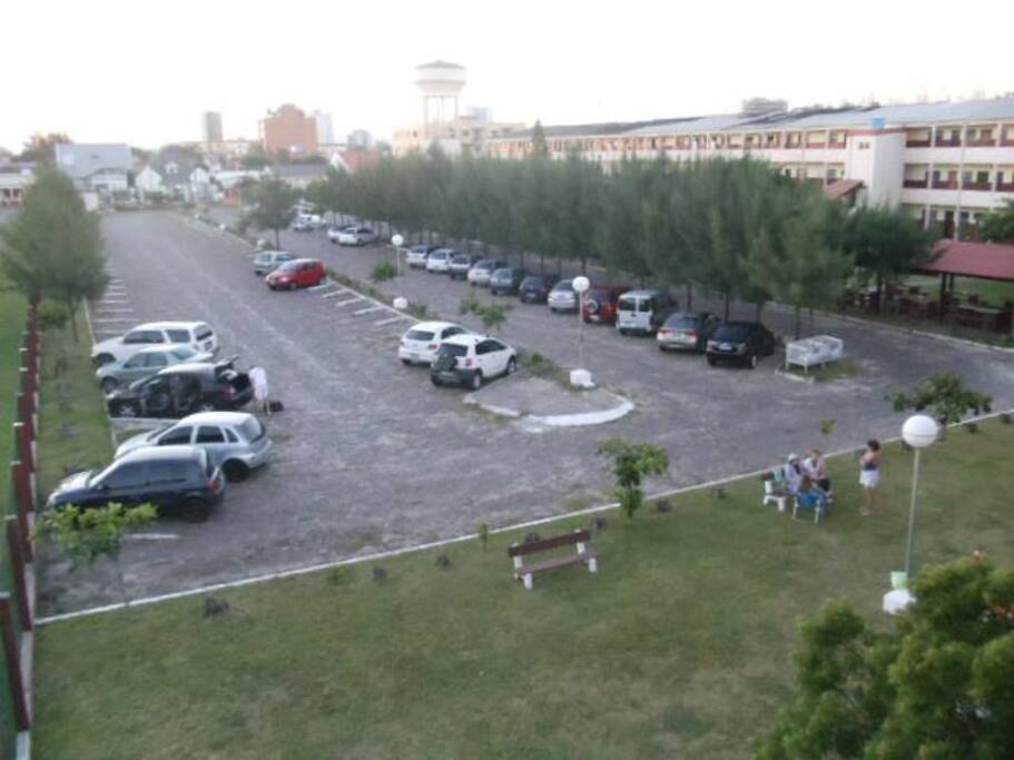 Amplo estacionamento