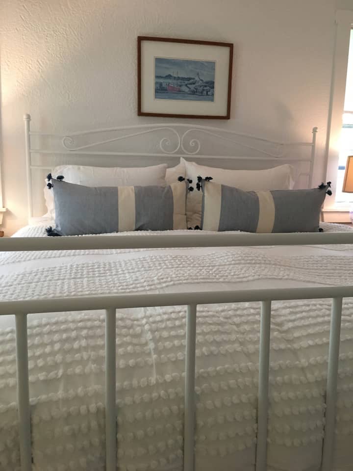 Schlafzimmer mit Kingsize-Bett im ersten 