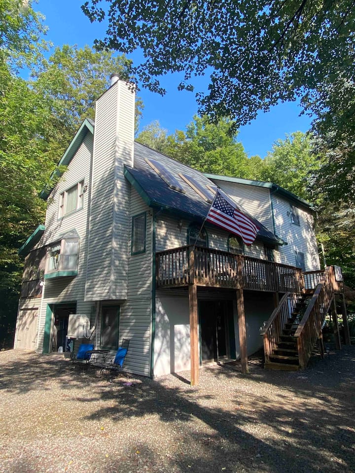 Entire Cozy House, The Hideout Lake Ariel, PA Chalets for Rent in