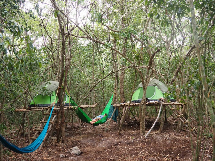 tenemos casas de campaña a prueba de lluvia y muy ventiladas, en decks elevados con colchón inflable matrimonial y hamaca grande incluida.