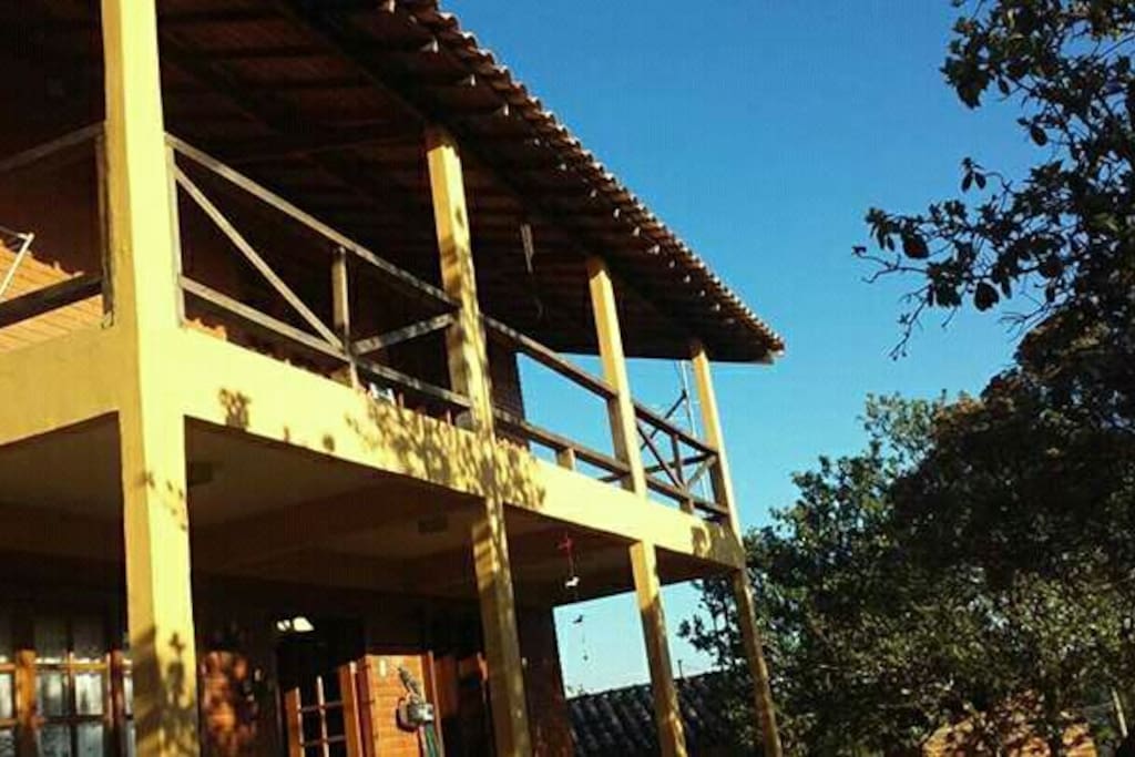 Fachada com detalhe da varanda superior