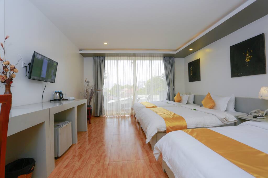Deluxe Triple Room free 2 ways Airport