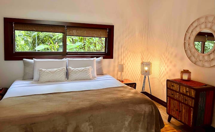 Cama tamaño king del segundo dormitorio. Armario grande. Frente al patio interno a través de una puerta doble hecha a medida. 