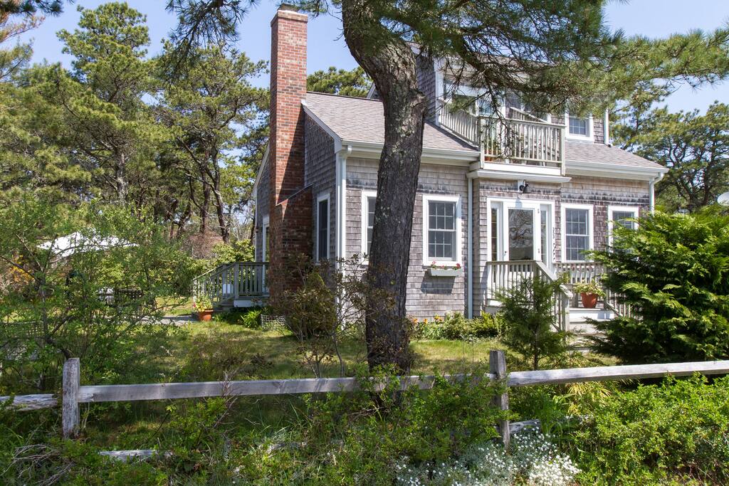 Skylight Suite in Seaside Cottage by the Sea Houses for Rent in South