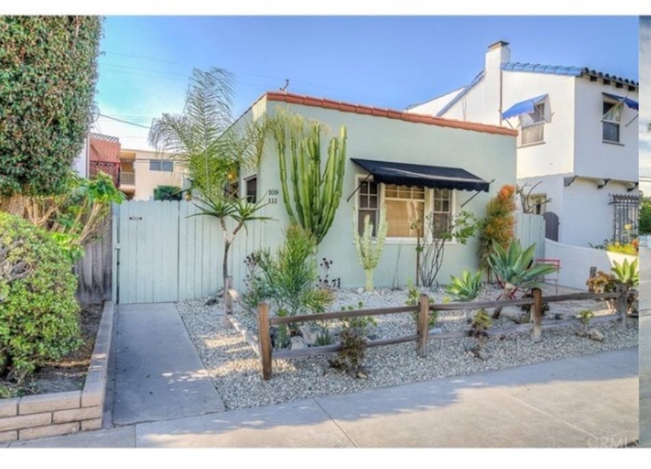 Beach Bungalow studio front duplex, private ,gated Bungalows for Rent