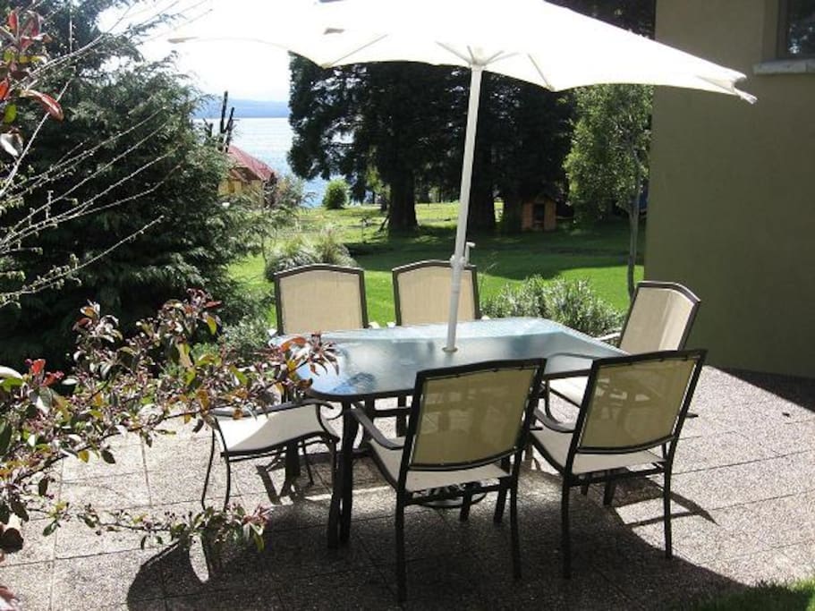 Terraza con juego de jardín.