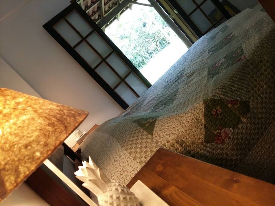 Suíte com ventilador de teto, TV, frigobar e ar condicionado