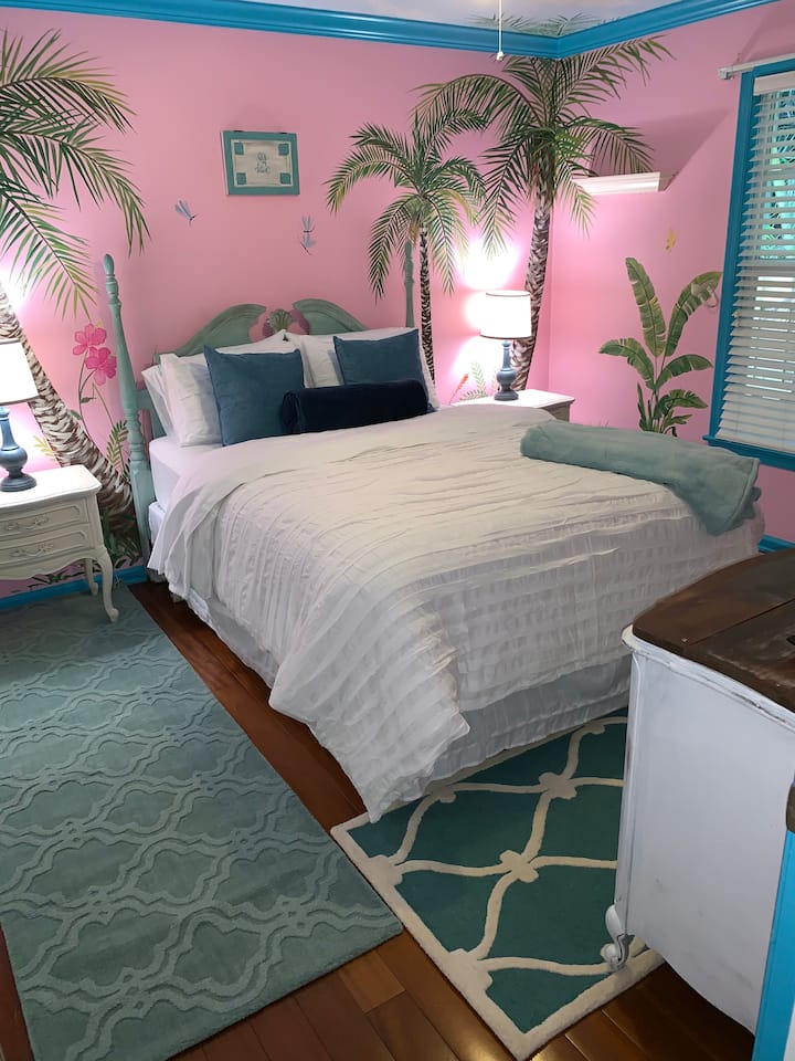 CHUMBA CHA KULALA 3 NA SAMANI NA MICHORO ILIYOCHORWA KWA MIKONO NA MSANII WA ENEO HUSIKA