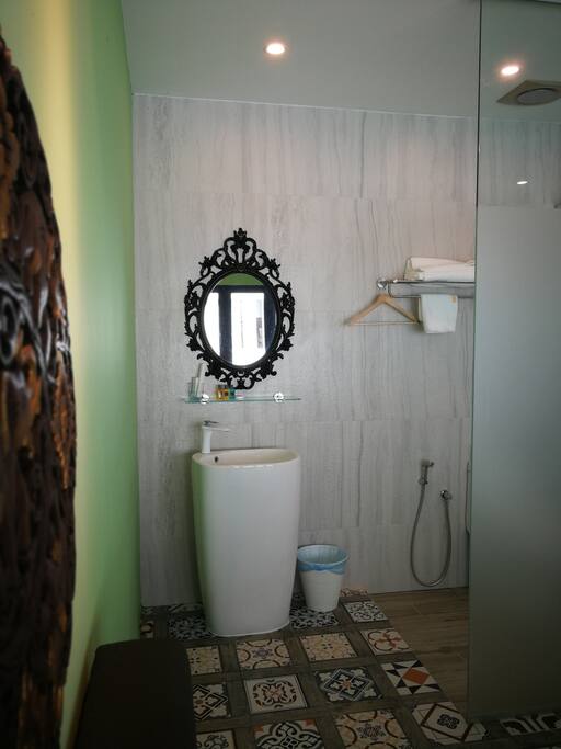 single bed bathroom(单人房浴室)
