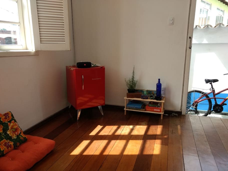 Ante Sala Iluminada que ilumina a prática de yoga. Bicicleta ao fundo. Disponível para aluguel.