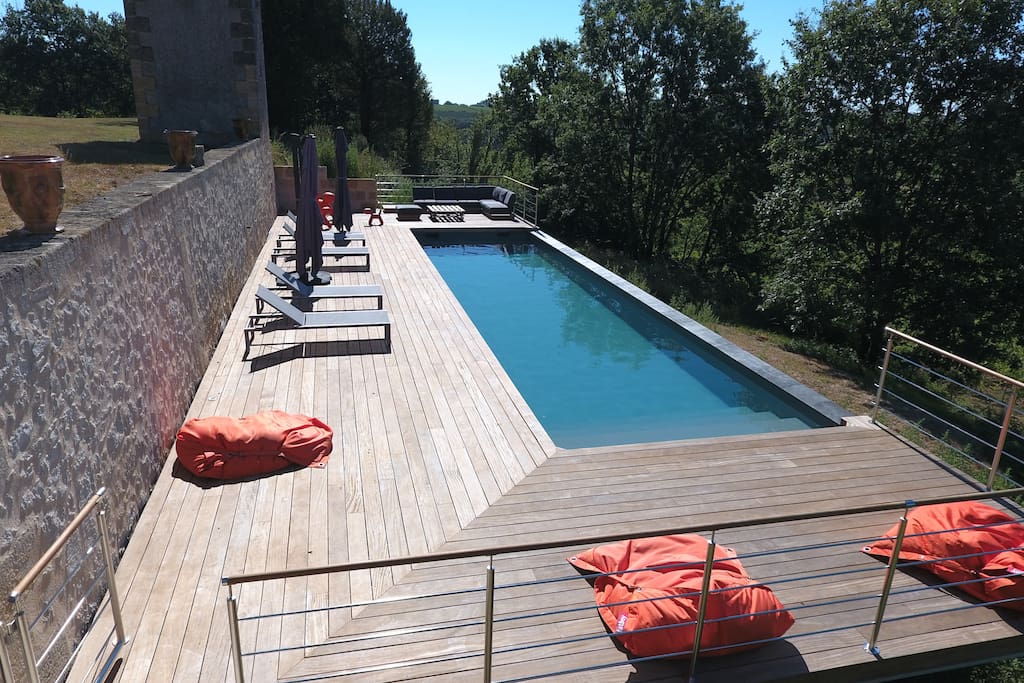 Se détendre au bord de la piscine