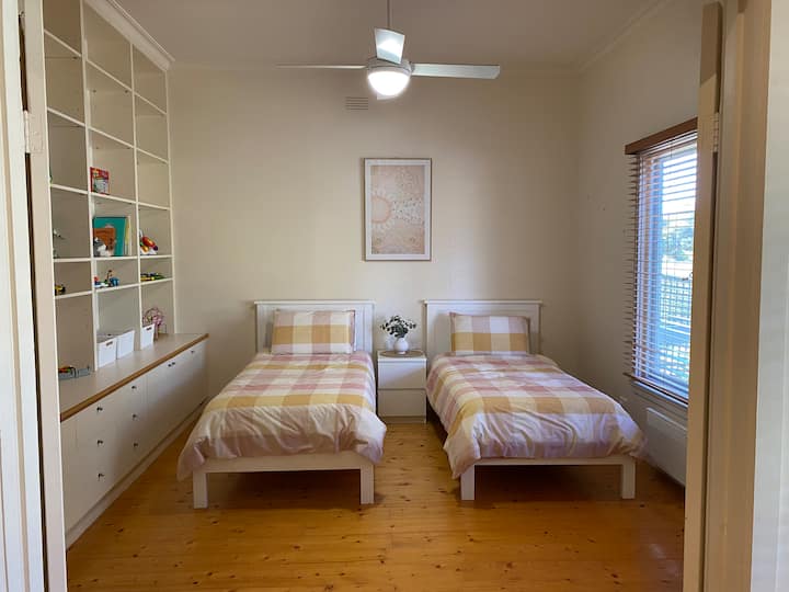 Საძინებელი 1 - საბავშვო ოთახი! 

Გადაჰყურებს წინა ბაღში და აქვს 2 ერთადგილიანი საწოლი, bedside მაგიდები, ელექტრო კედლის გამაცხელებელი, პორტატული გულშემატკივართა გაგრილების....და ტვირთის და ტვირთის სათამაშოები, წიგნები და გამოცანები!