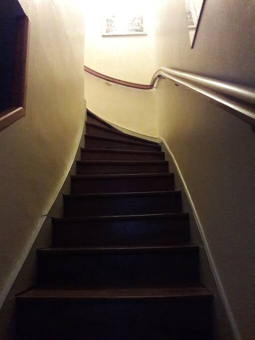 accès à l'étage pour chambre avec bel escalier