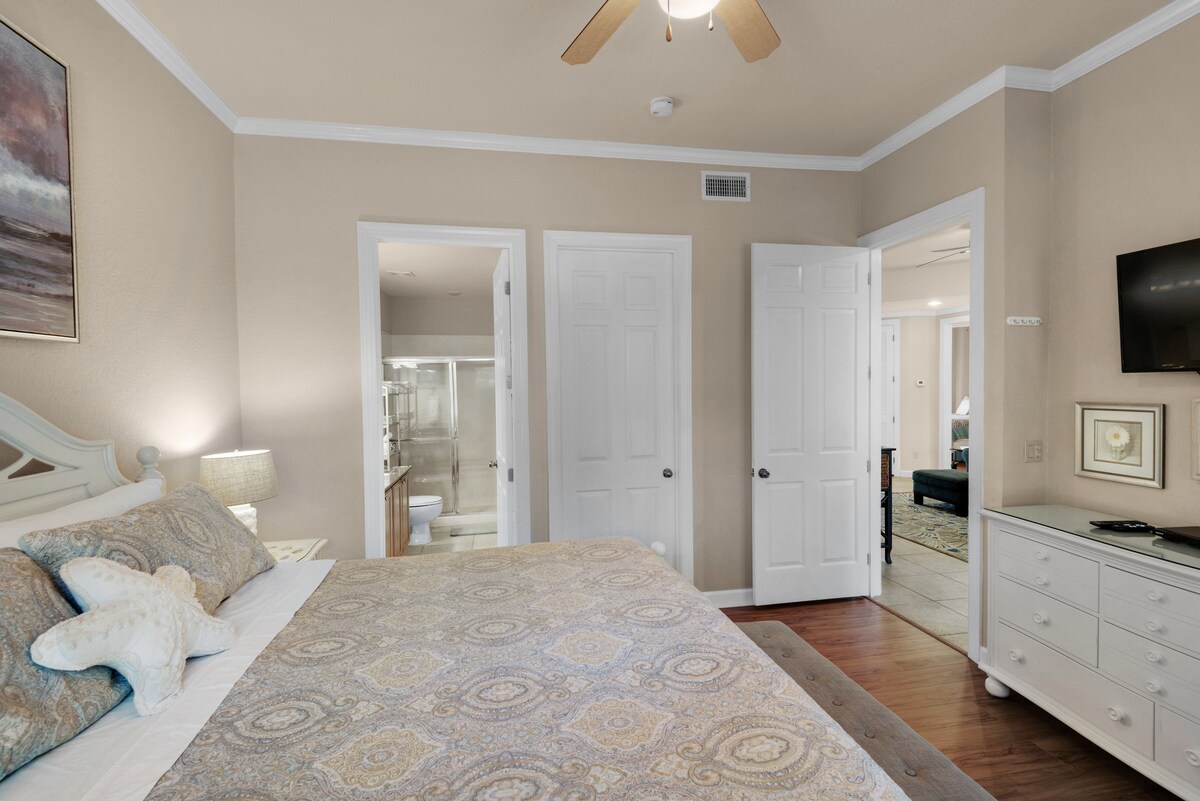 חדר שינה ראשי עם מיטת קינג - סייז וחדר רחצה צמוד