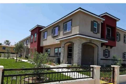 Warm and Cozy Home to stay in Downtown Rialto
